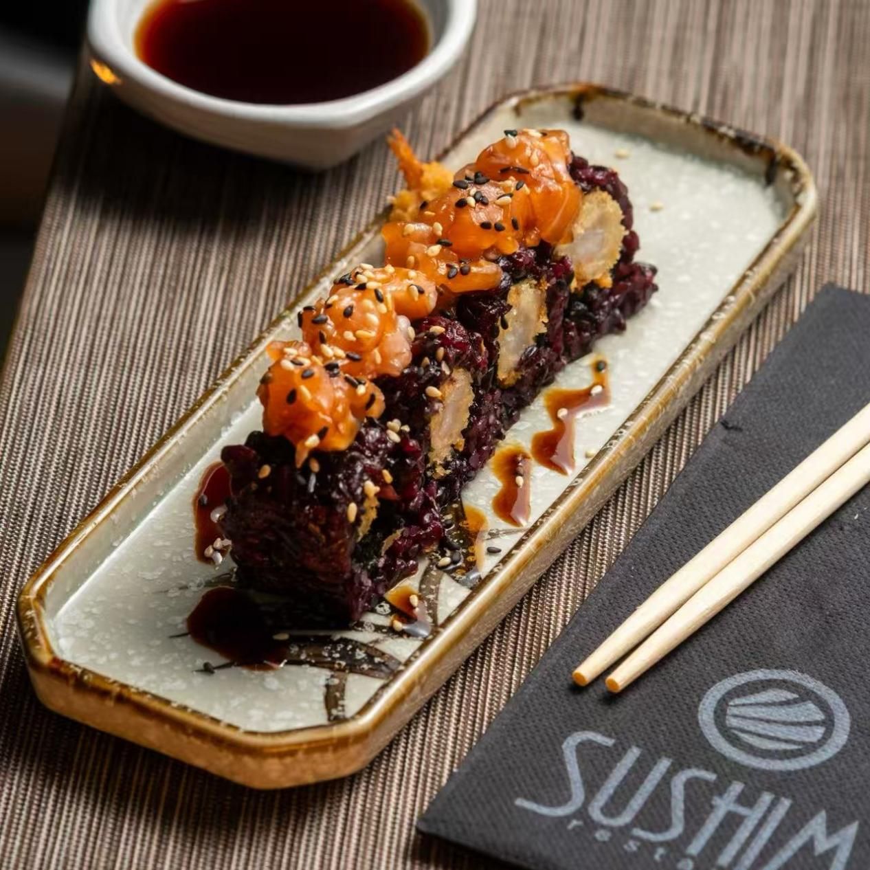 URA TEMPURA MAKI NEGRO CON SALMÓN